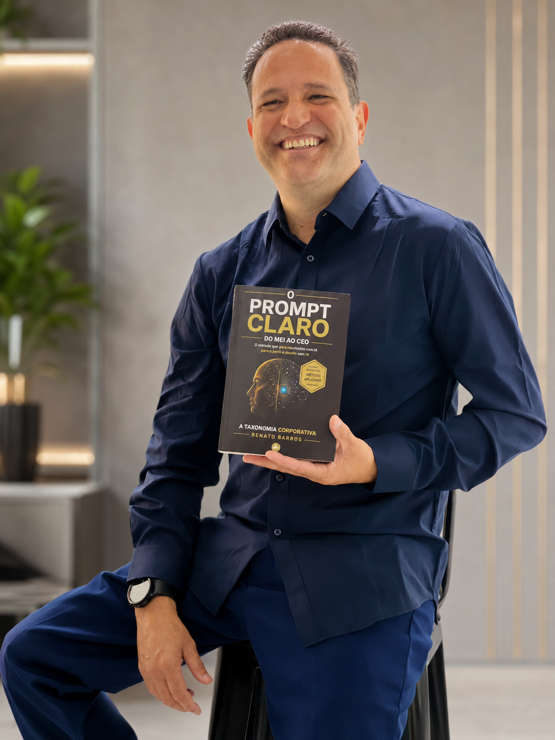 Renato Barros segurando o livro O Prompt CLARO