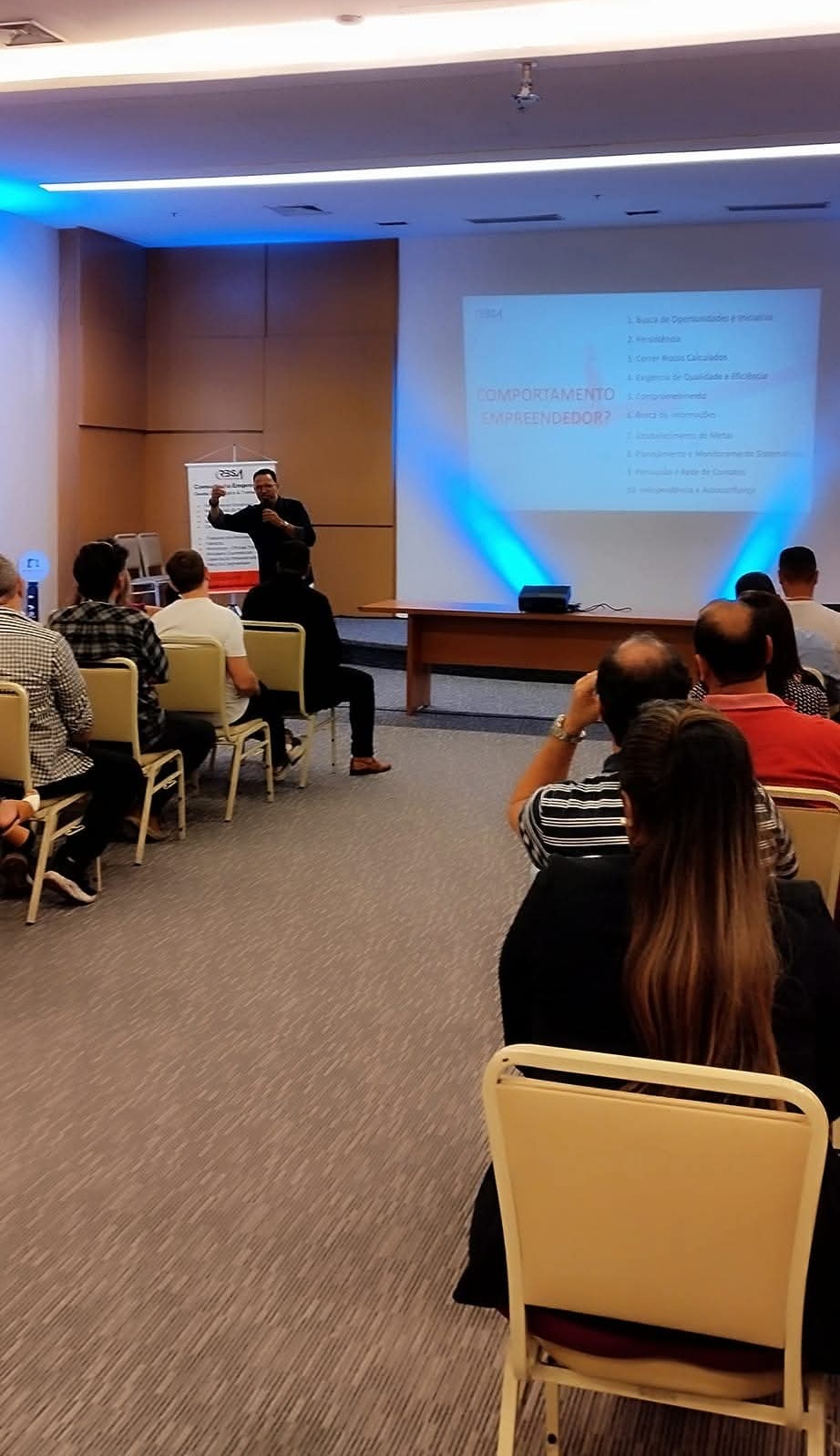 Renato Barros conduzindo uma palestra executiva para uma plateia corporativa